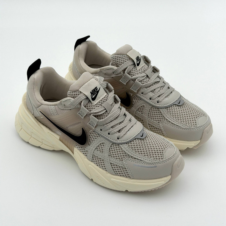 نمای روبهروی کفش Nike V2K کرم مشکی در آز استور قشم