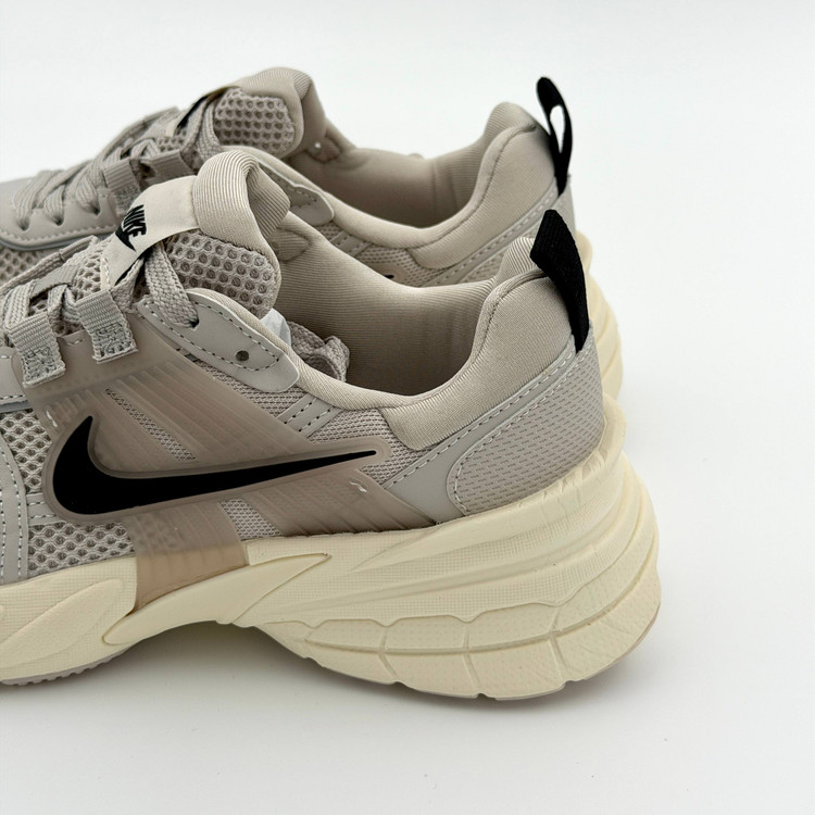 نمای زیره و پاشنه کفش Nike V2K در آز استور قشم
